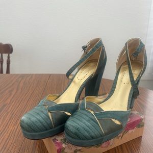 Nine West Platform Sandal with Croro Suede Green Sz 8 1/2
